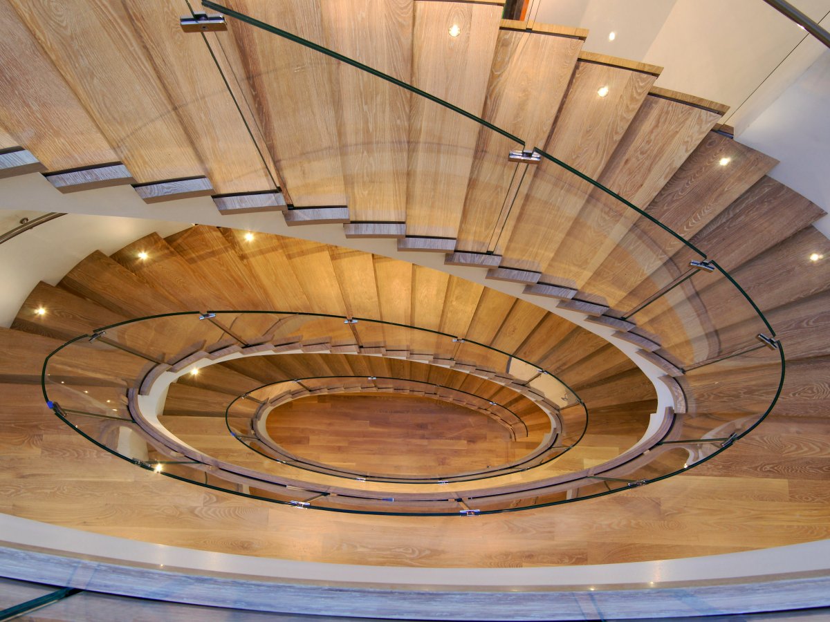 this-spiral-staircase-is-gorgeous-but-theres-no-need-to-take-it-the-mansion-also-has-an-elevator